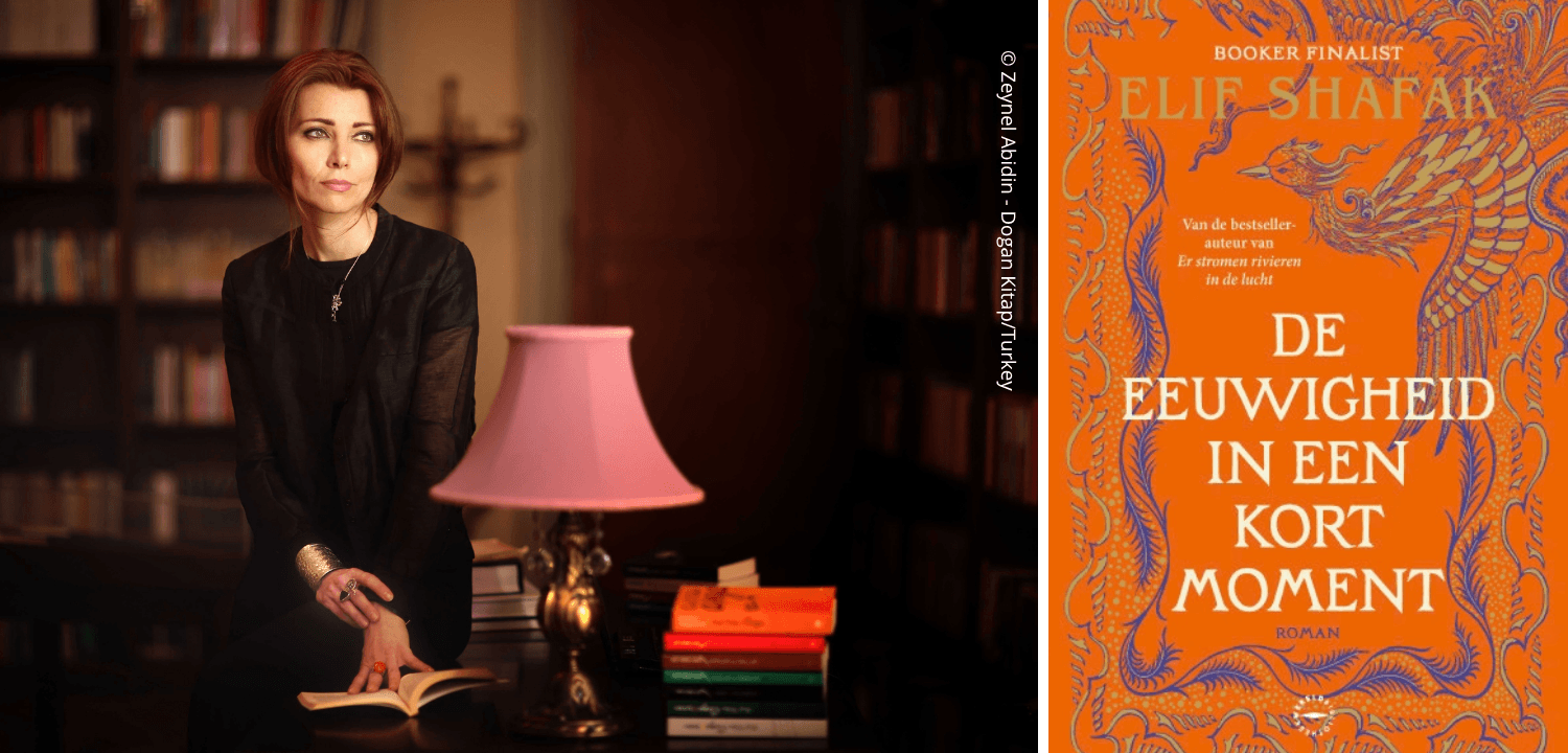 Een vrouw met een zwarte top staat in een bibliotheek, omringd door boeken. Op de achtergrond zijn boekenplanken zichtbaar. Rechts staat de omslag van het boek 'De eeuwigheid in een kort moment' door Elif Shafak.